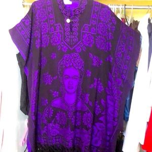 Frida Khalo  ponchó purple and black